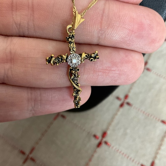 14k Yellow Gold Twisted Chain 14k Yellow Gold & Diamond Cross Pendant 19” Chain - Picture 4 of 8